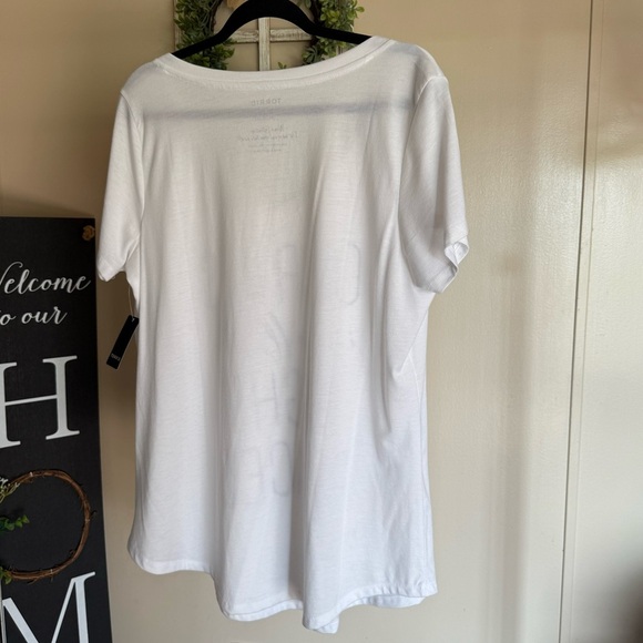 Torrid NWT White Curves Tee Size 0X - Picture 2 of 3